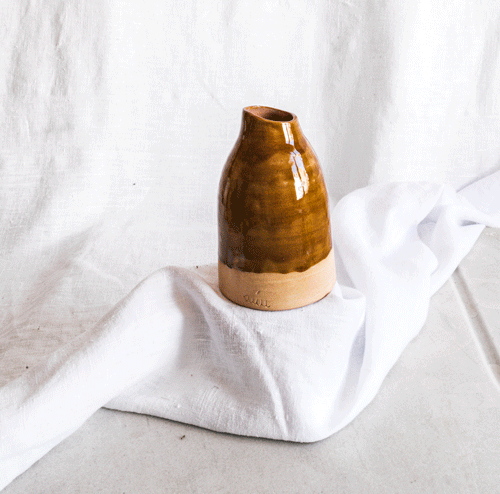 botellita artesanal en terracota con esmalte reactivo marrón y acabado natural