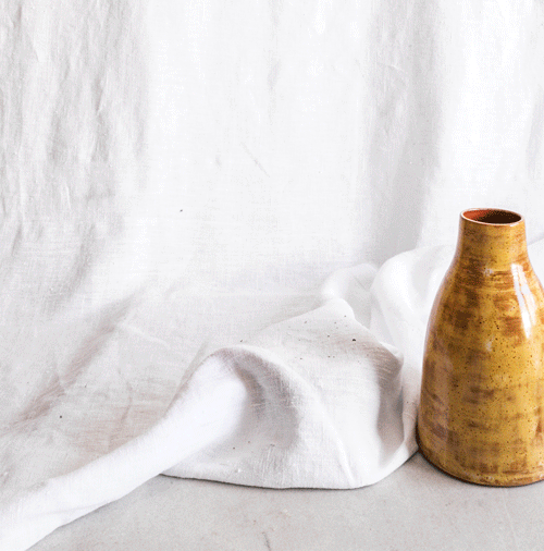 jarrón artesanal en barro rojo con esmalte en tonos miel y acabado brillante