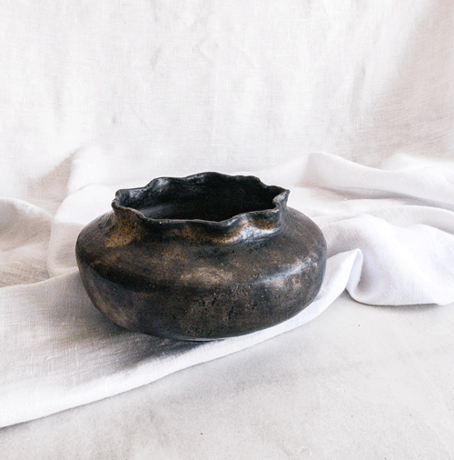 pieza Rakú Pit Firing en gres blanco con acabado oscuro y brillo satinado