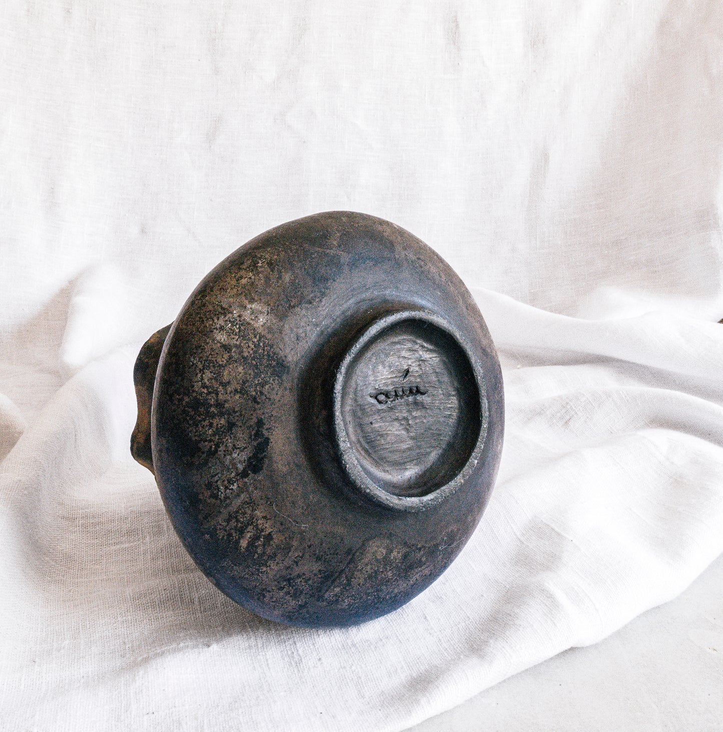 pieza Rakú Pit Firing en gres blanco con acabado ahumado y brillo satinado