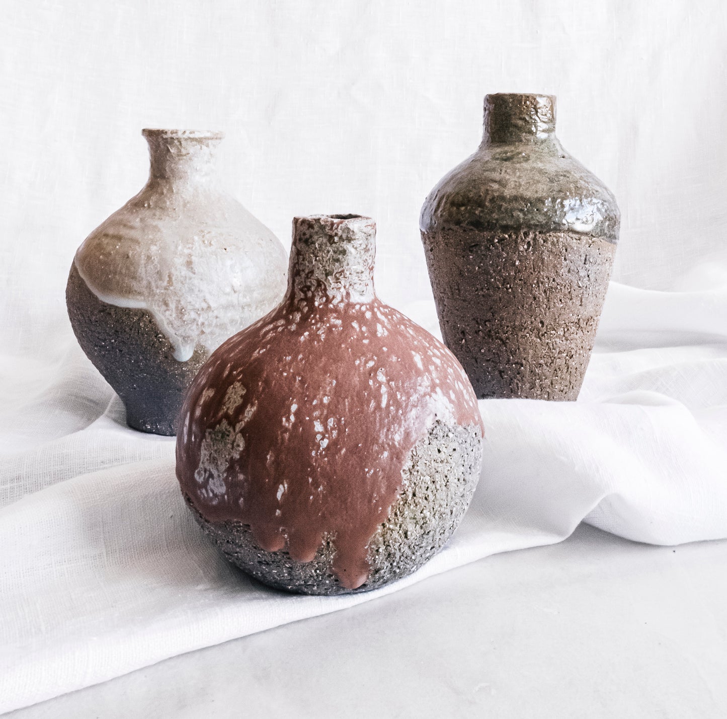 jarrón artesanal en gres gris con esmalte aplicado parcialmente