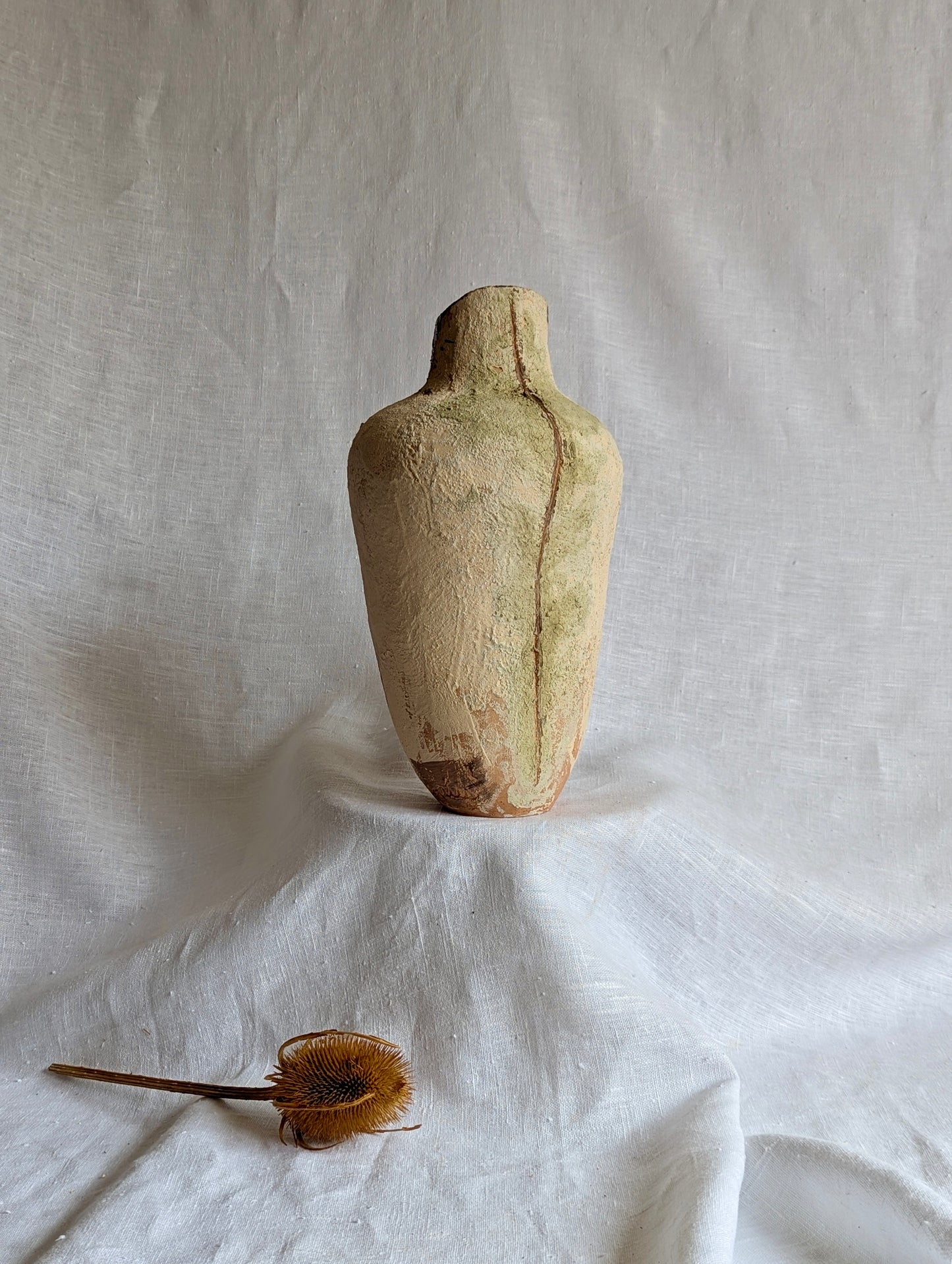 escultura artesanal “Mis mujeres” en terracota con chamota y óxidos metálicos, cerámica contemporánea hecha a mano