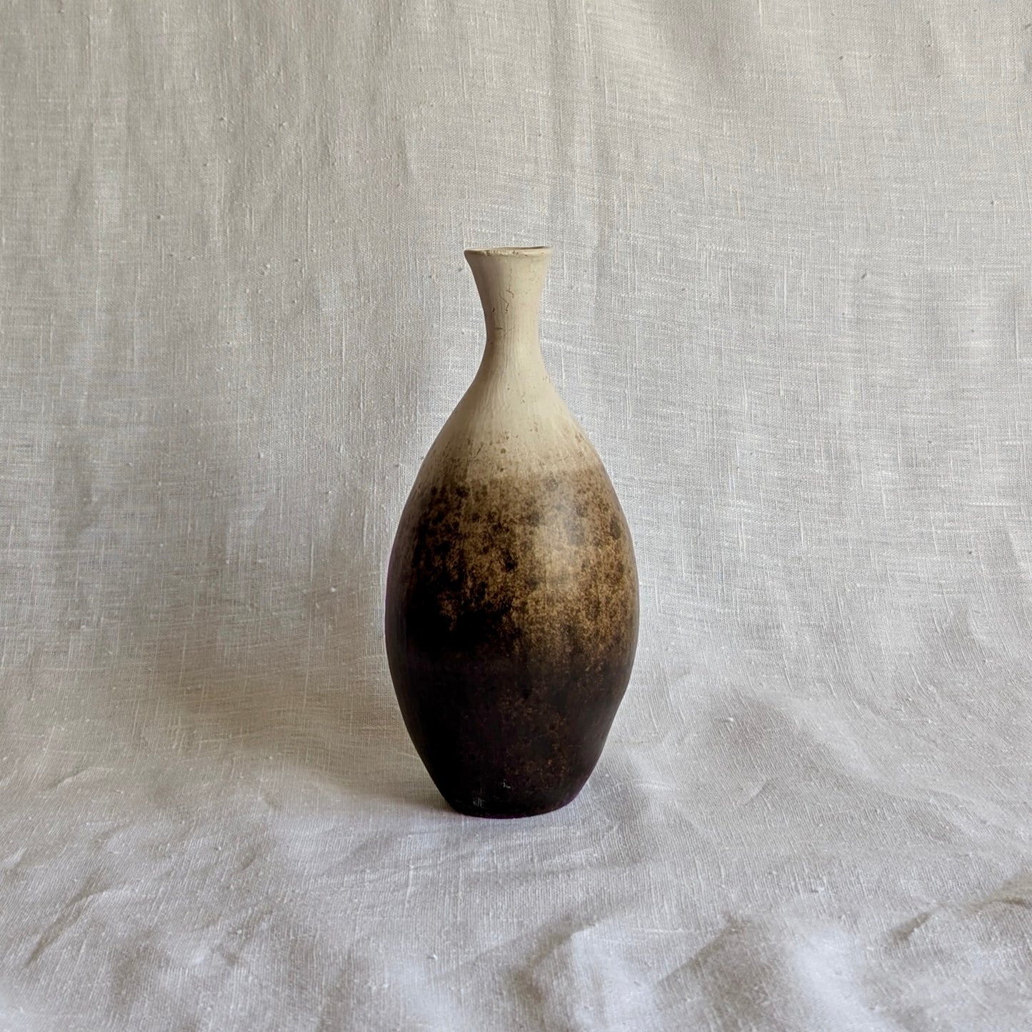 vasijas Rakú Obvara en gres blanco con chamota media, cerámica artesanal con acabado satinado y textura orgánica