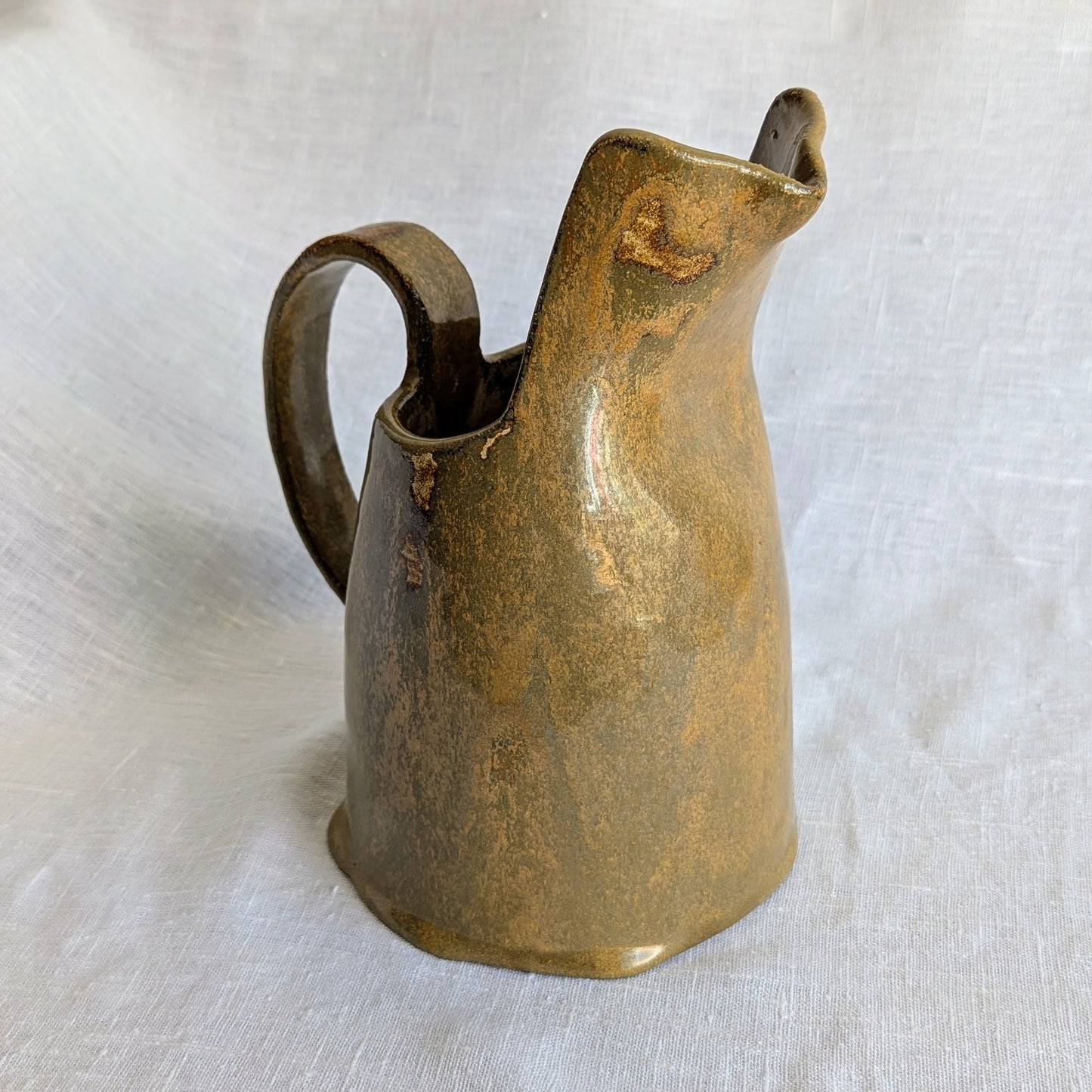 jarra artesanal en gres blanco con esmalte terroso y metálico, cerámica escultórica hecha a mano