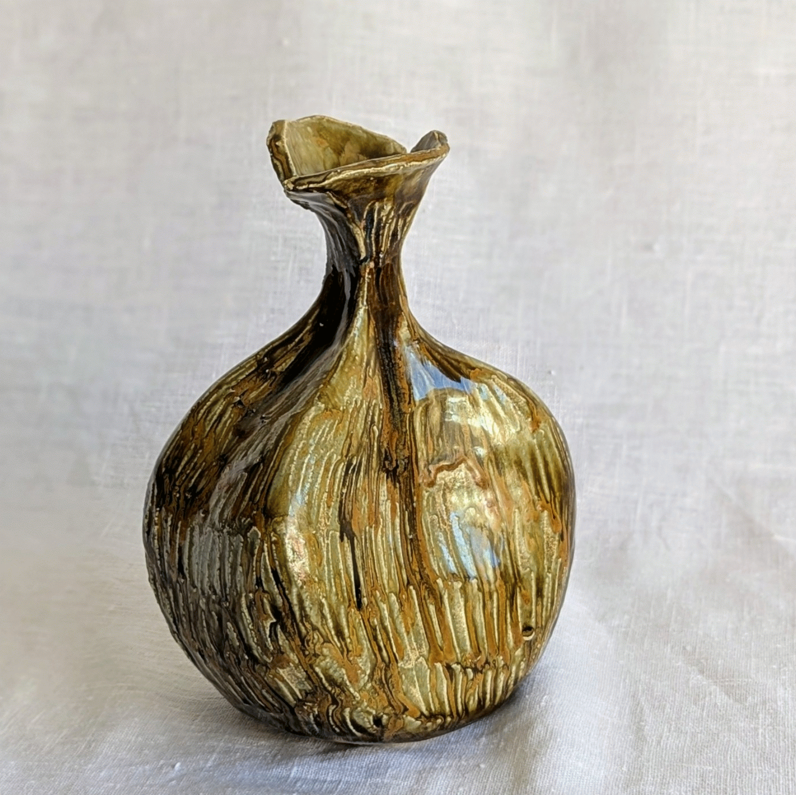 jarrón artesanal esgrafiado en gres blanco con esmalte fluido, cerámica hecha a mano