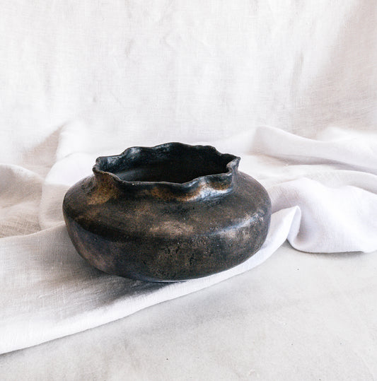 pieza Rakú Pit Firing en gres blanco con acabado oscuro y brillo satinado
