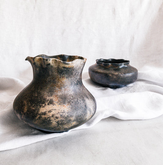 pieza Rakú Pit Firing en gres blanco con acabado ahumado y brillo satinado
