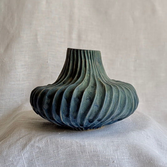 pieza escultórica de gres blanco con esmalte azul inglés, cerámica artesanal contemporánea con textura ondulada