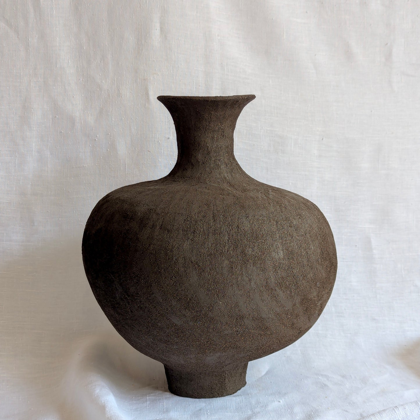  pieza escultórica “Gran negro” en gres negro con chamota, cerámica artesanal sin esmaltar