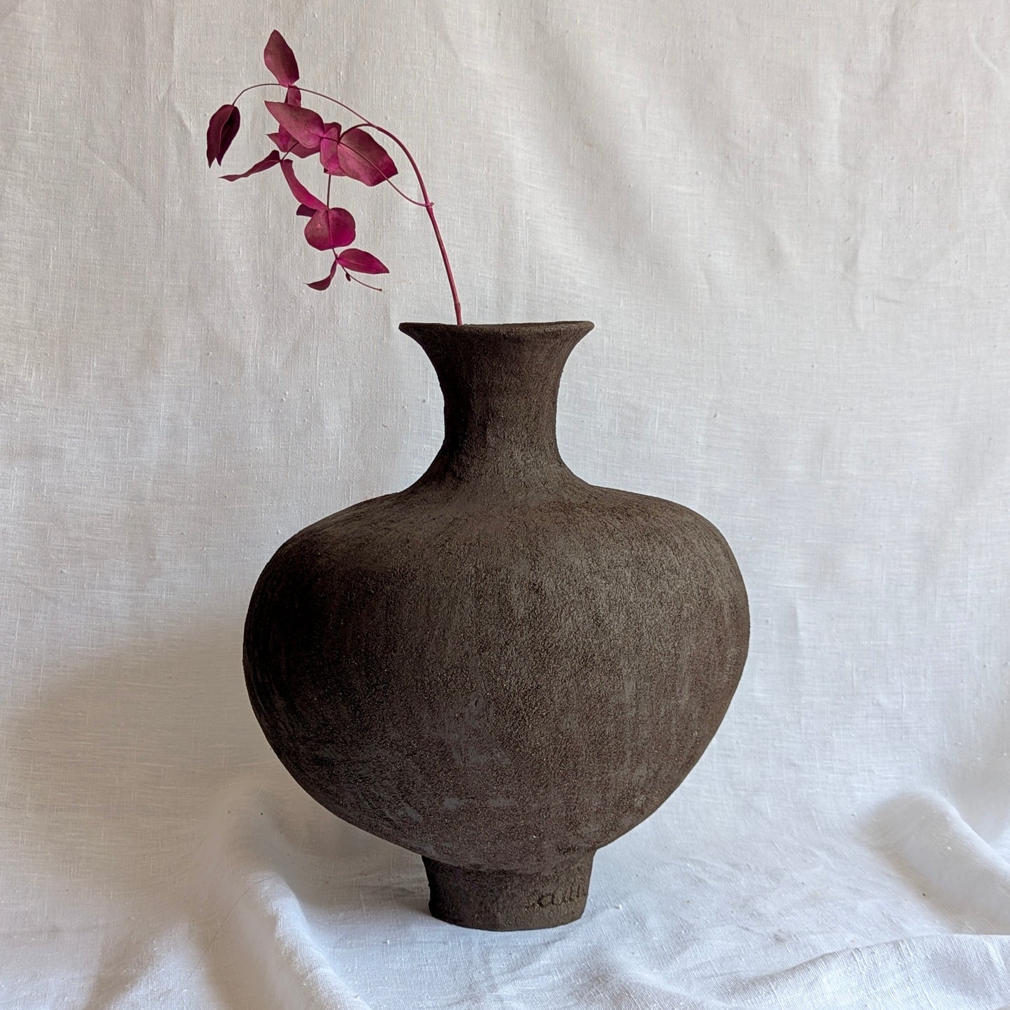  pieza escultórica “Gran negro” en gres negro con chamota, cerámica artesanal sin esmaltar