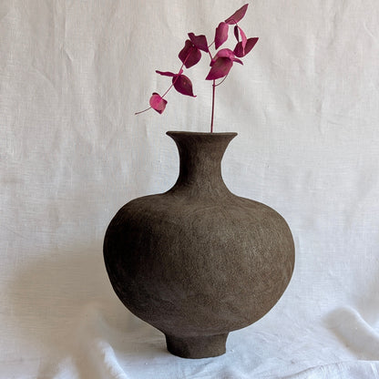  pieza escultórica “Gran negro” en gres negro con chamota, cerámica artesanal sin esmaltar