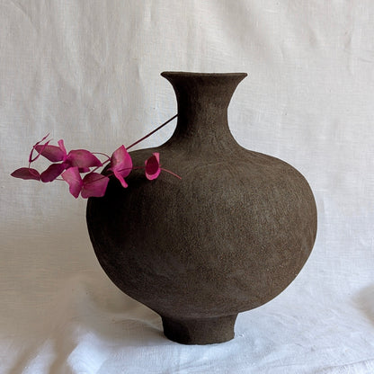  pieza escultórica “Gran negro” en gres negro con chamota, cerámica artesanal sin esmaltar