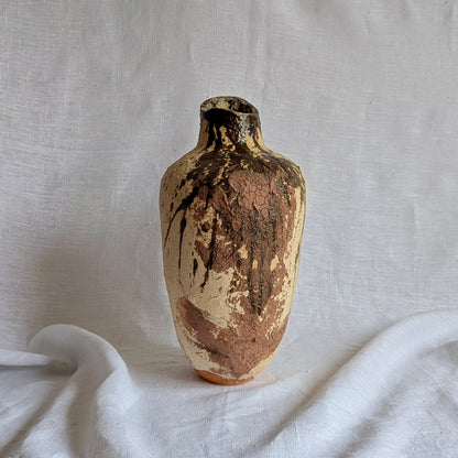 escultura artesanal “Mis mujeres” en terracota con chamota y óxidos metálicos, cerámica contemporánea hecha a mano