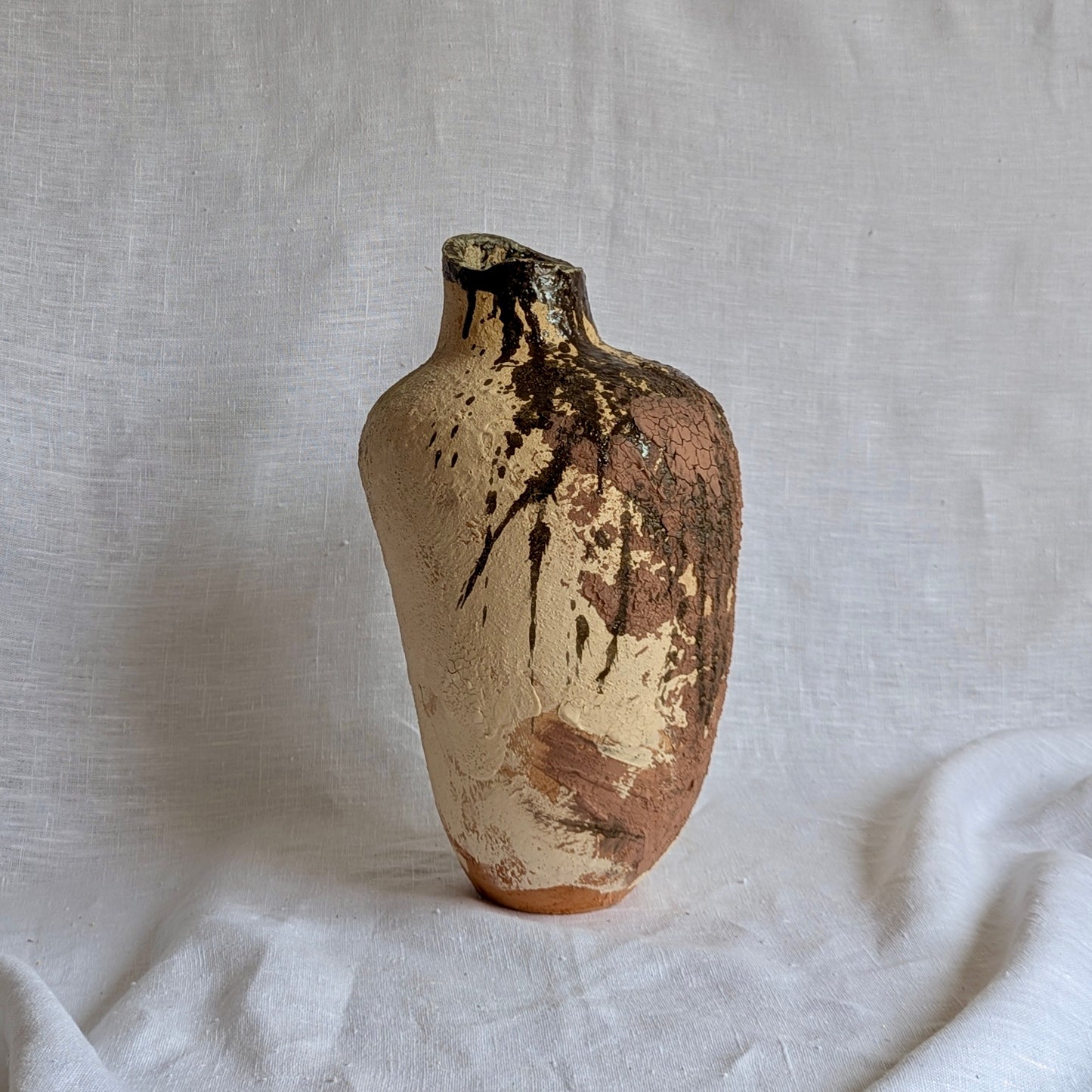 escultura artesanal “Mis mujeres” en terracota con chamota y óxidos metálicos, cerámica contemporánea hecha a mano