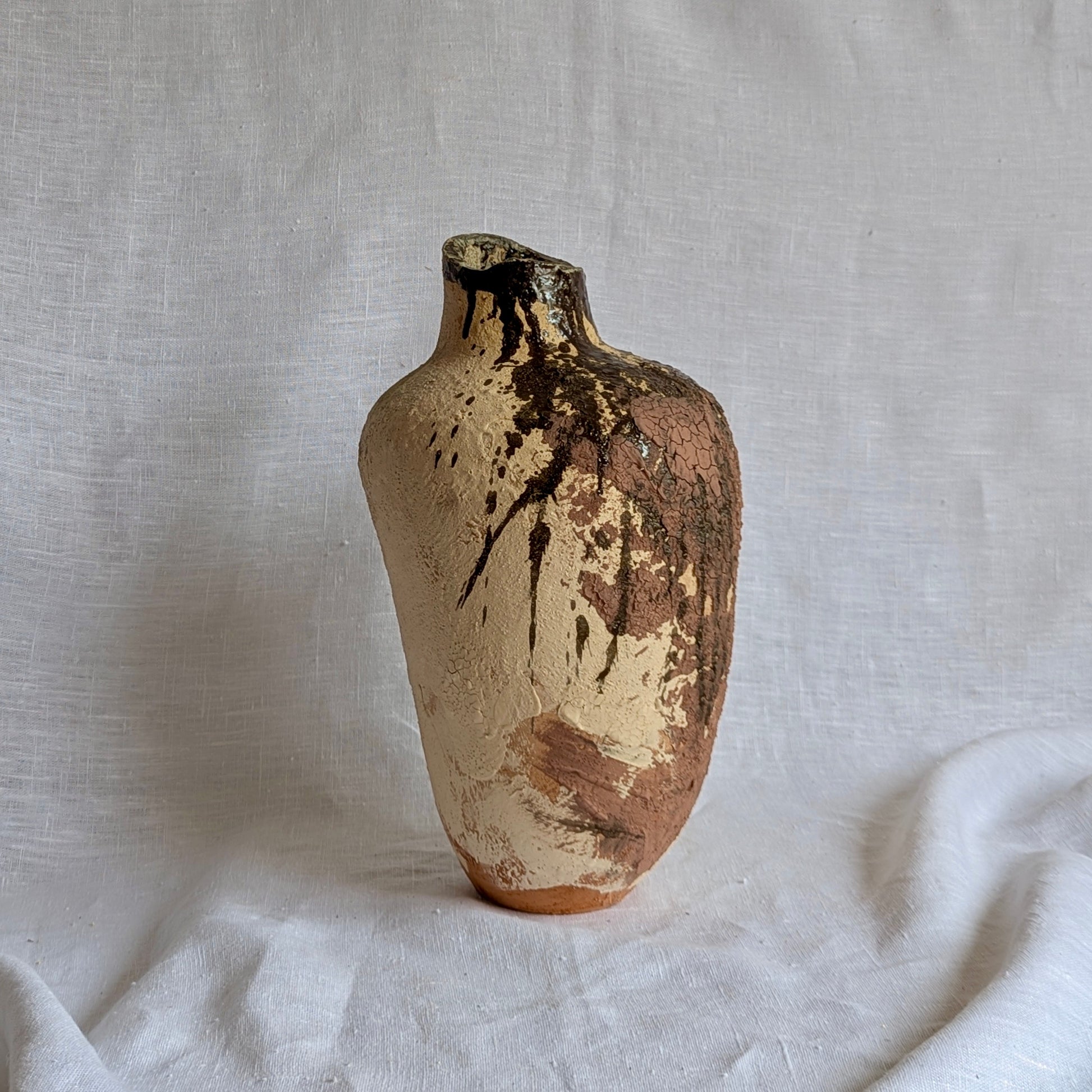 escultura artesanal “Mis mujeres” en terracota con chamota y óxidos metálicos, cerámica contemporánea hecha a mano