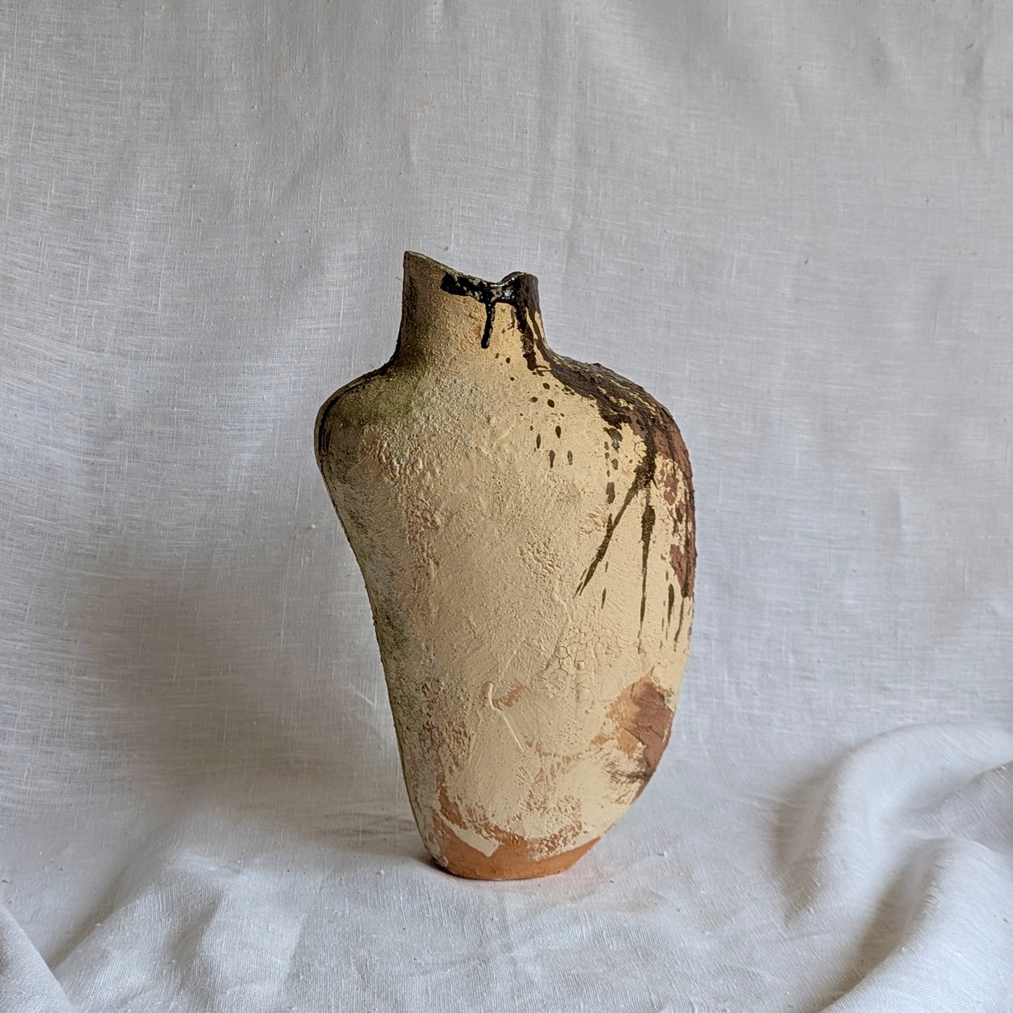 escultura artesanal “Mis mujeres” en terracota con chamota y óxidos metálicos, cerámica contemporánea hecha a mano