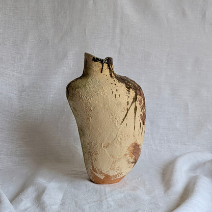 escultura artesanal “Mis mujeres” en terracota con chamota y óxidos metálicos, cerámica contemporánea hecha a mano