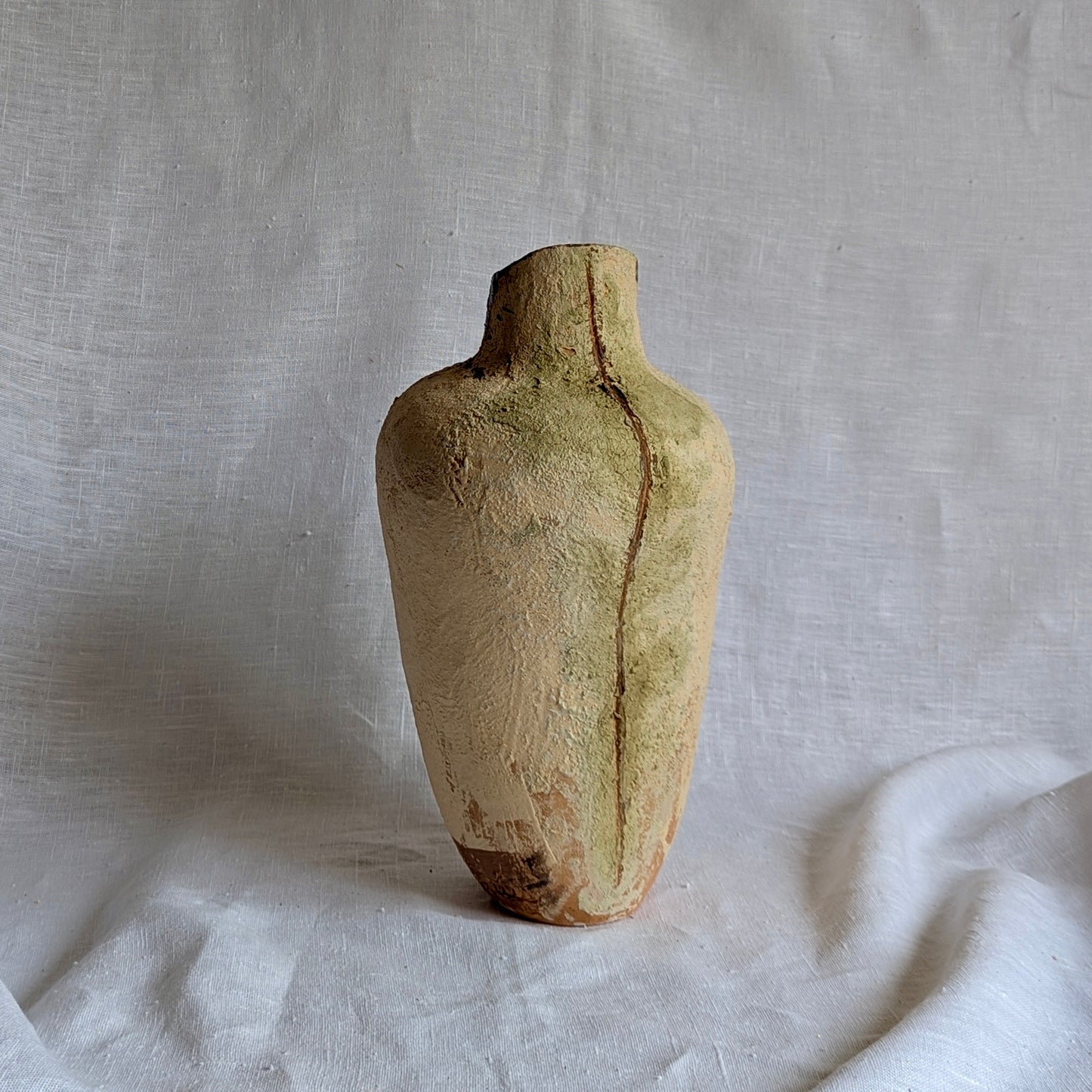 escultura artesanal “Mis mujeres” en terracota con chamota y óxidos metálicos, cerámica contemporánea hecha a mano