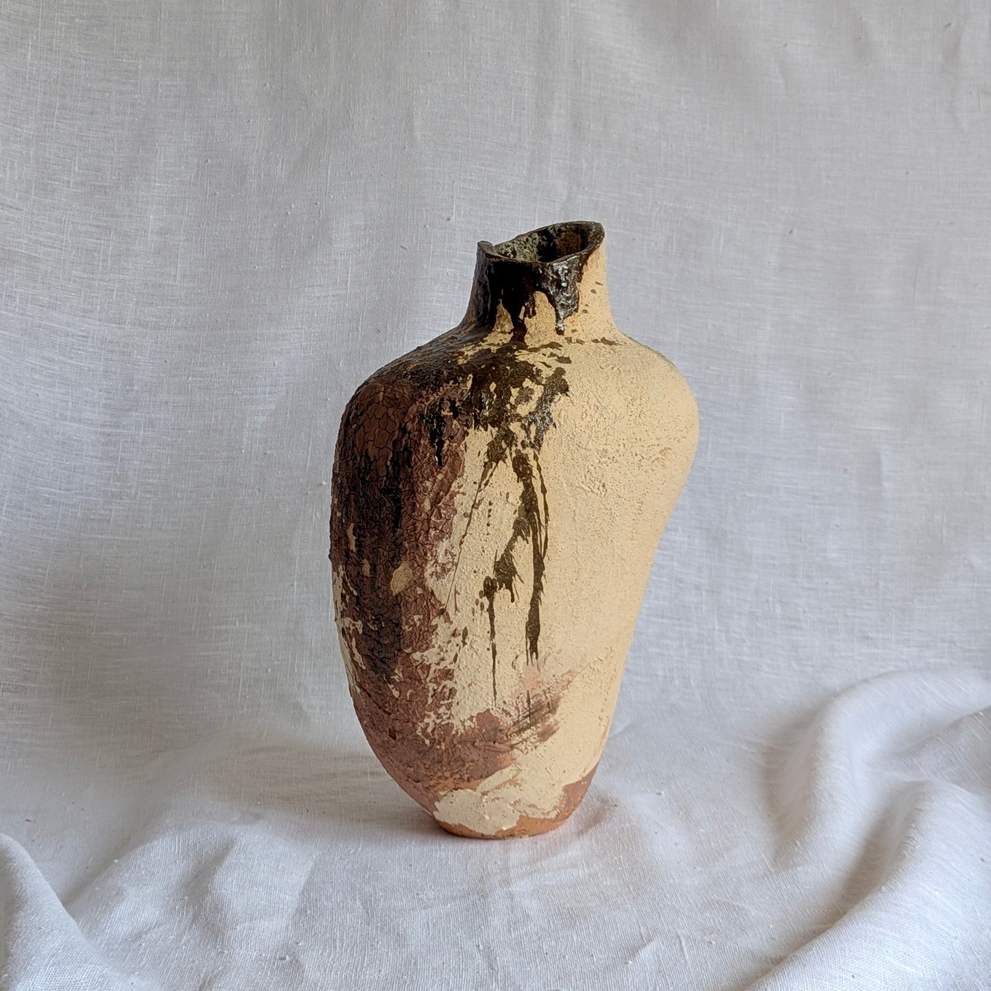 escultura artesanal “Mis mujeres” en terracota con chamota y óxidos metálicos, cerámica contemporánea hecha a mano