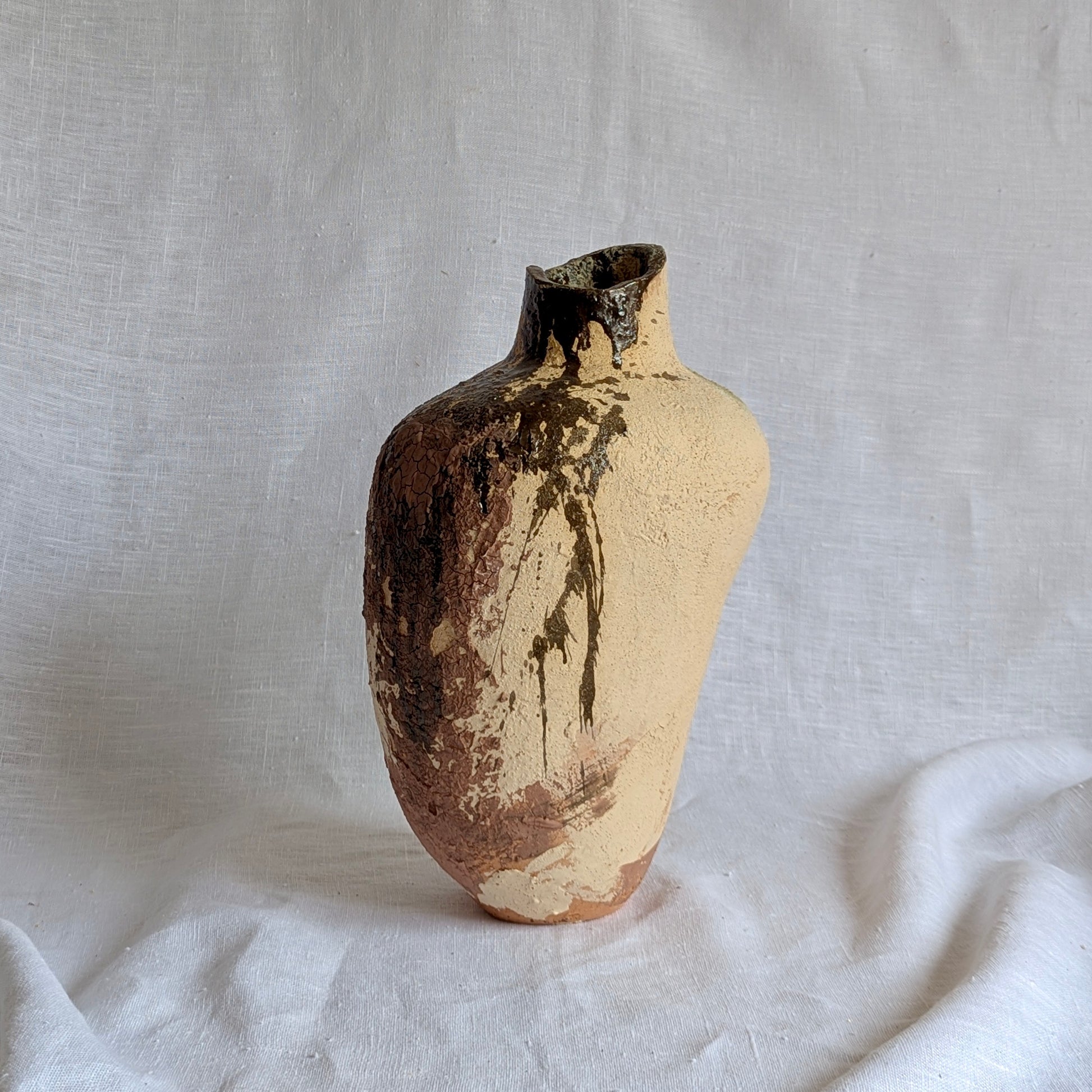 escultura artesanal “Mis mujeres” en terracota con chamota y óxidos metálicos, cerámica contemporánea hecha a mano