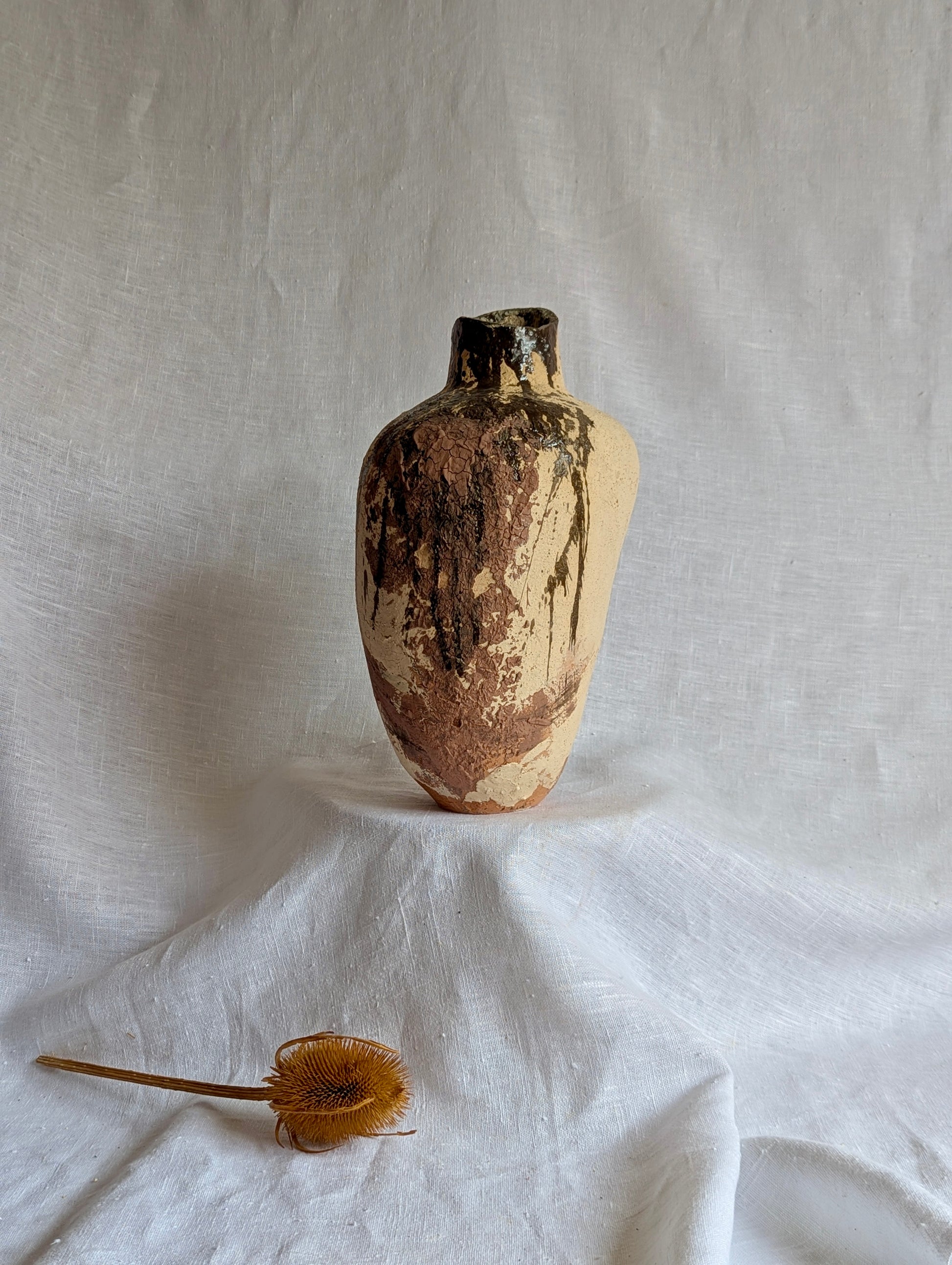 escultura artesanal “Mis mujeres” en terracota con chamota y óxidos metálicos, cerámica contemporánea hecha a mano