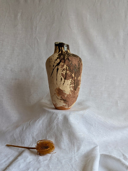 escultura artesanal “Mis mujeres” en terracota con chamota y óxidos metálicos, cerámica contemporánea hecha a mano