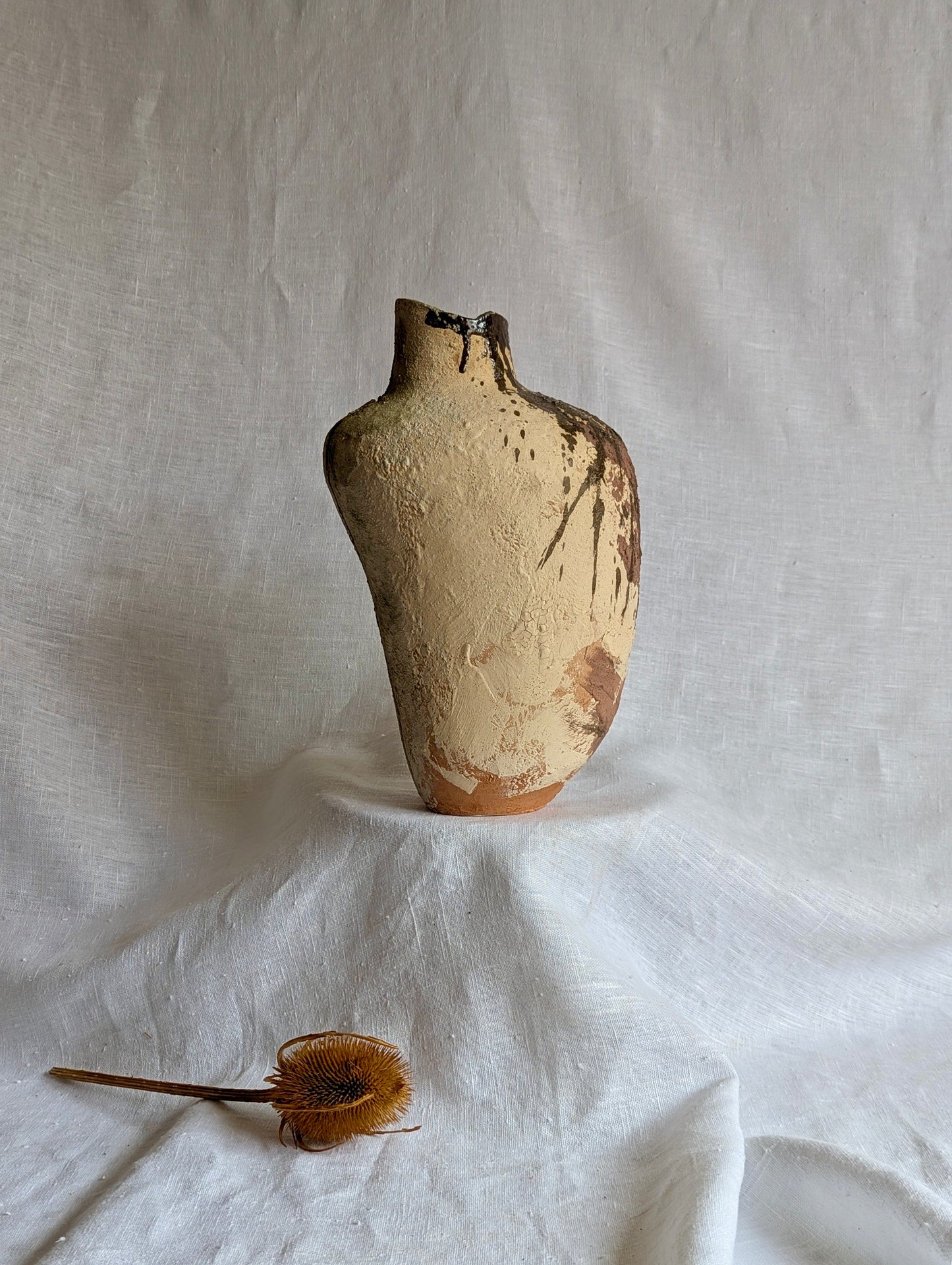 escultura artesanal “Mis mujeres” en terracota con chamota y óxidos metálicos, cerámica contemporánea hecha a mano