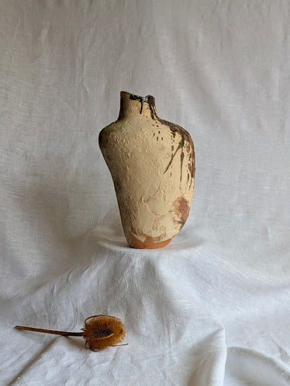 escultura artesanal “Mis mujeres” en terracota con chamota y óxidos metálicos, cerámica contemporánea hecha a mano