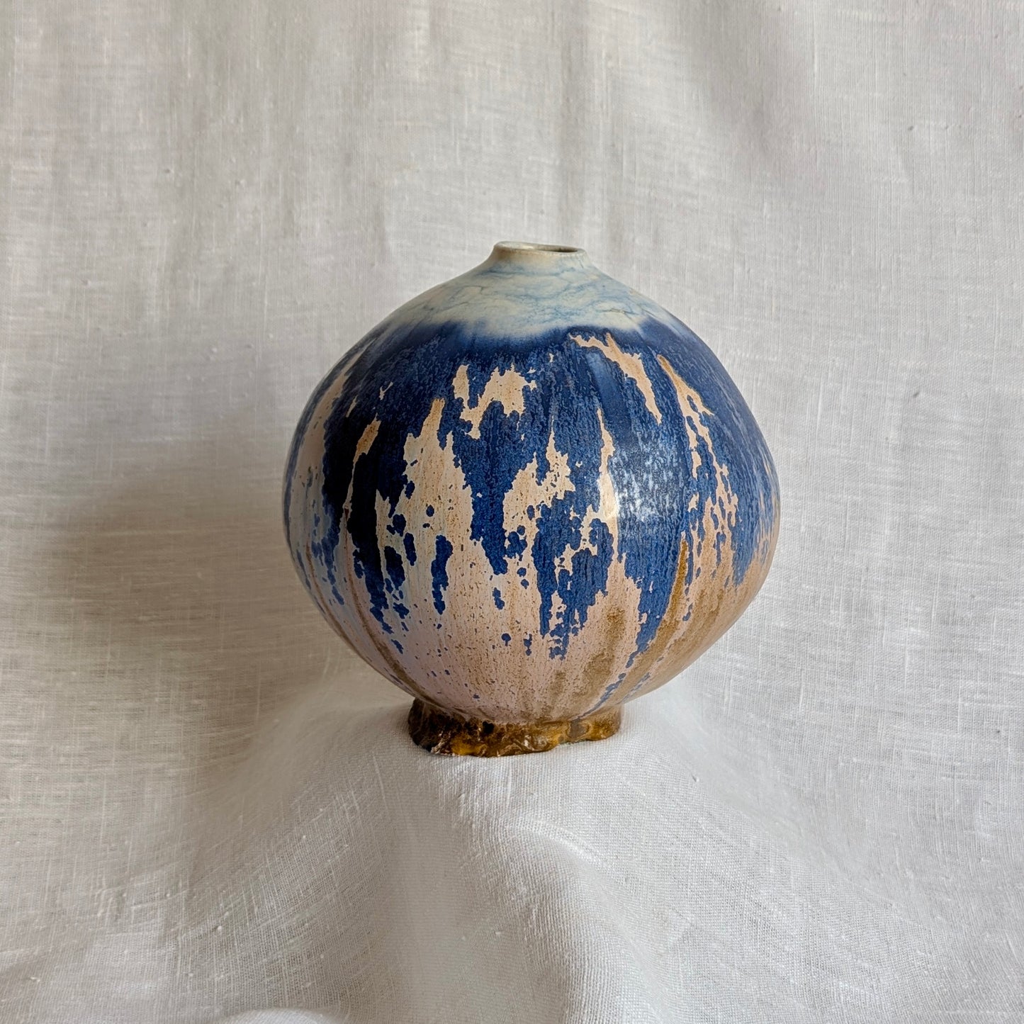 Piezas escultóricas de gres blanco torneadas a mano con esmalte parcial en tonos profundos, serie Otra posible Tierra