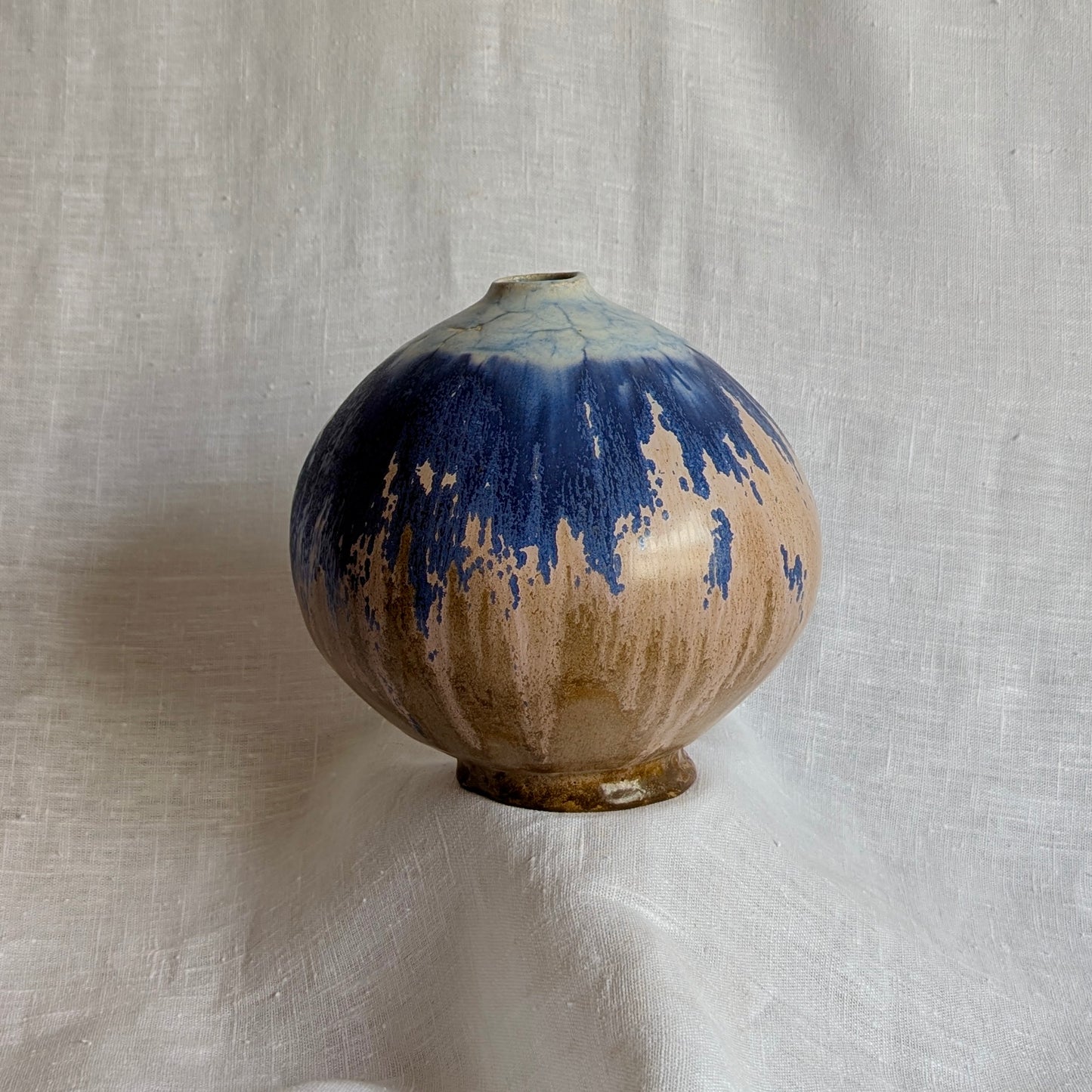 Piezas escultóricas de gres blanco torneadas a mano con esmalte parcial en tonos profundos, serie Otra posible Tierra