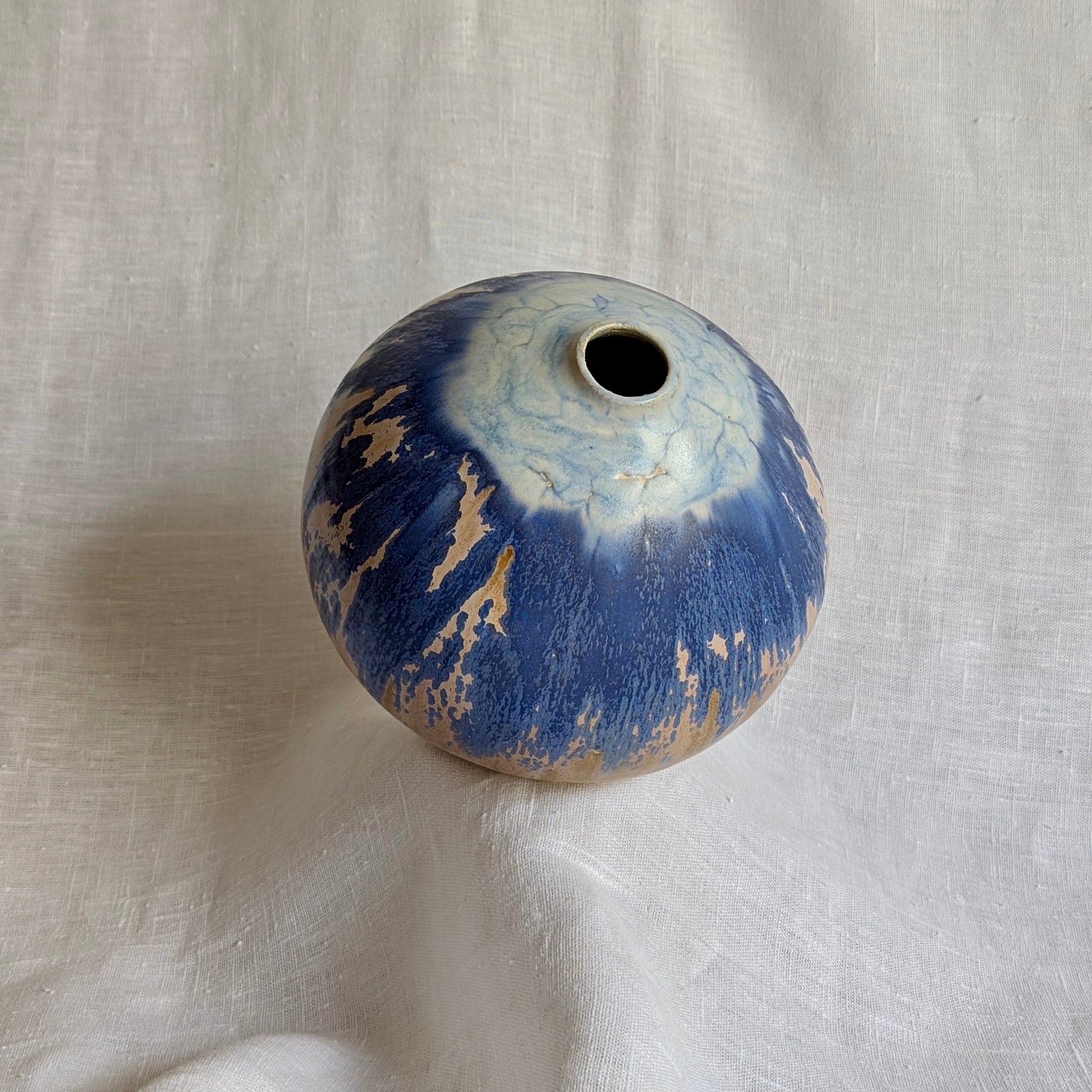 Piezas escultóricas de gres blanco torneadas a mano con esmalte parcial en tonos profundos, serie Otra posible Tierra