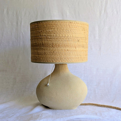 lámpara artesanal Raíz en gres blanco con pantalla de fibra natural, cerámica hecha a mano