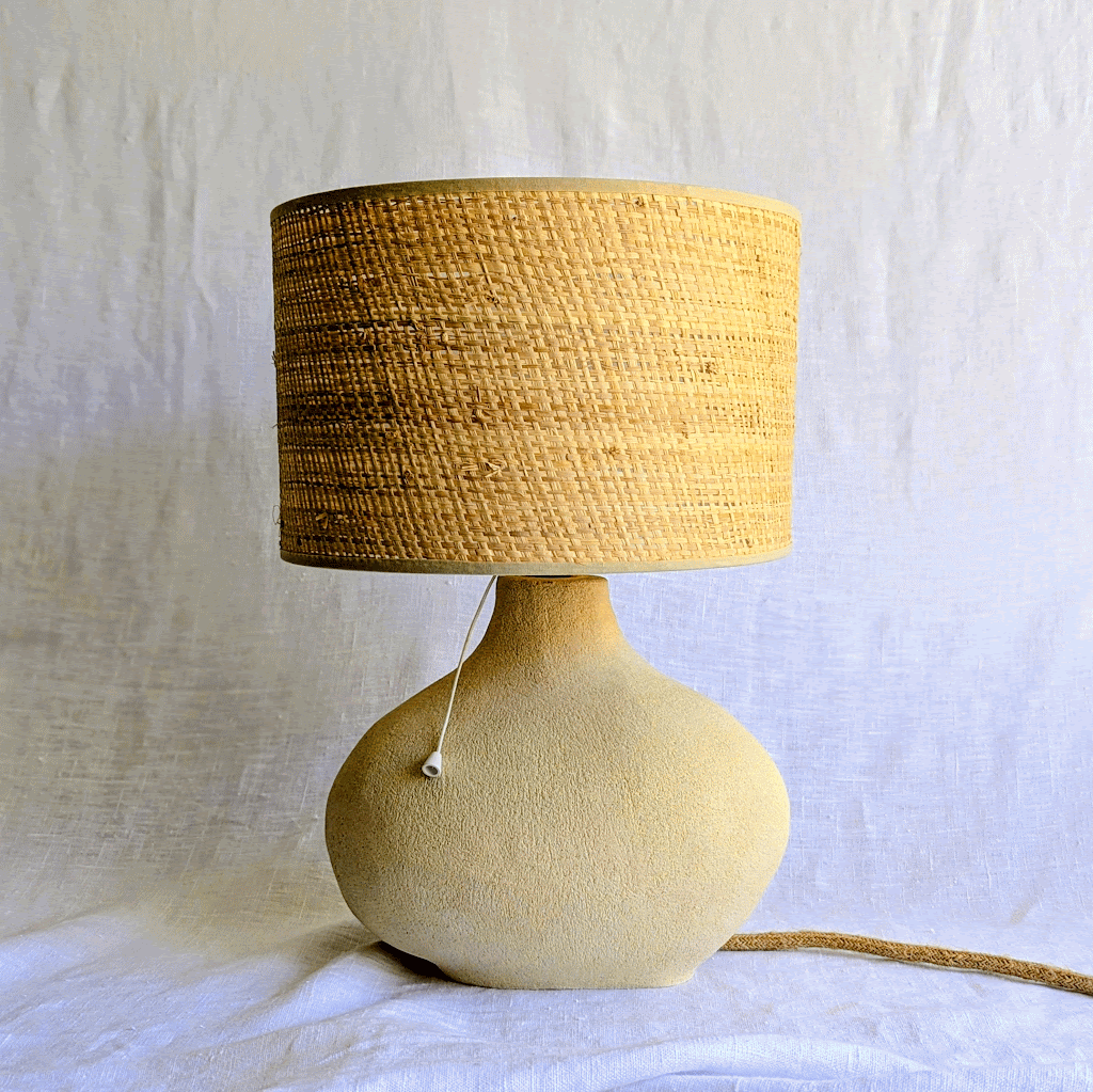 lámpara artesanal Raíz en gres blanco con pantalla de fibra natural, cerámica hecha a mano