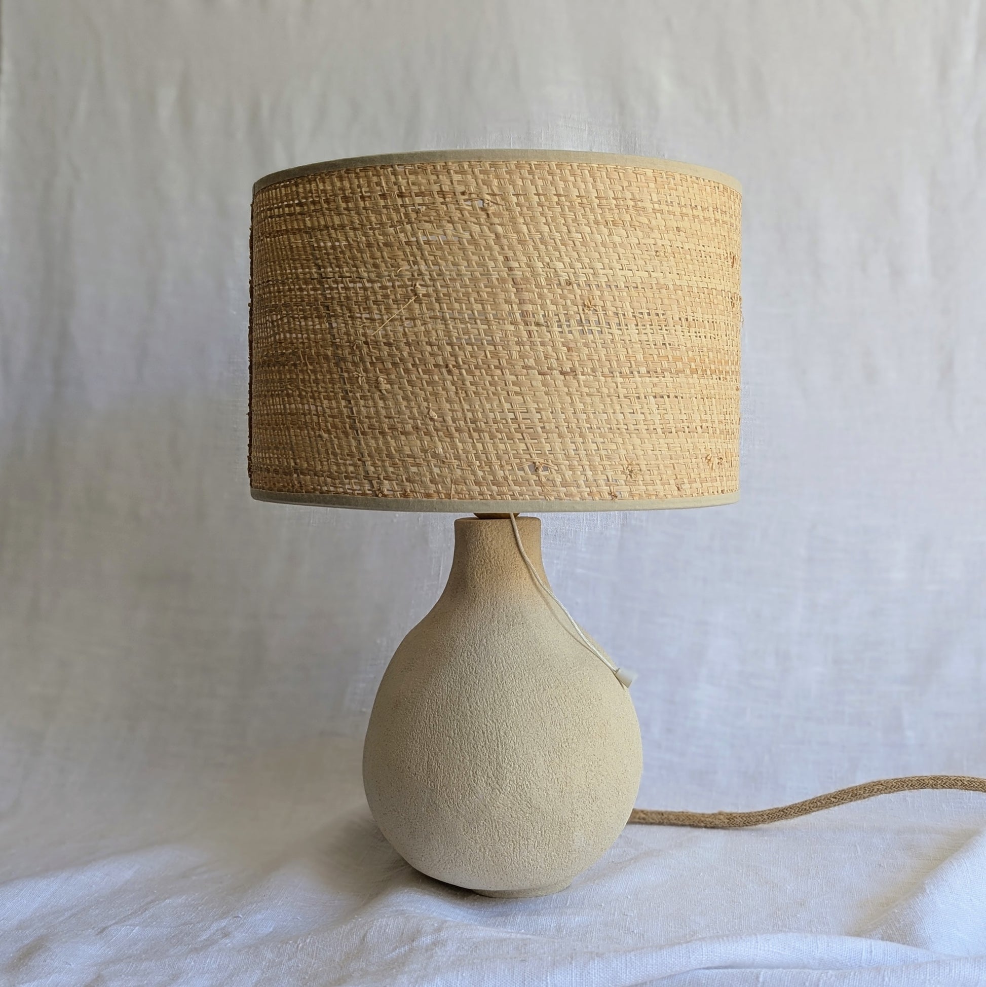 lámpara artesanal Raíz en gres blanco con pantalla de fibra natural, cerámica hecha a mano