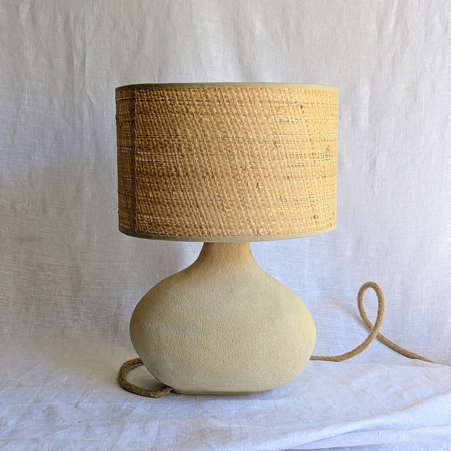 lámpara artesanal Raíz en gres blanco con pantalla de fibra natural, cerámica hecha a mano