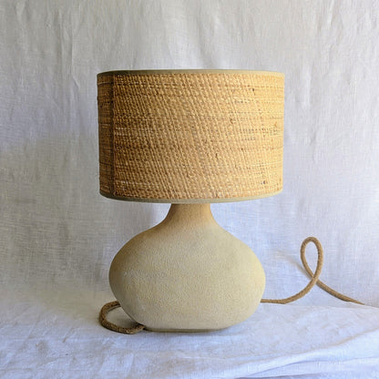 lámpara artesanal Raíz en gres blanco con pantalla de fibra natural, cerámica hecha a mano