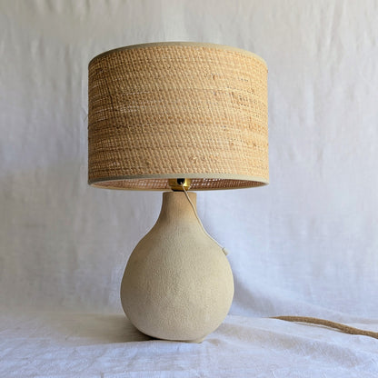 lámpara artesanal Raíz en gres blanco con pantalla de fibra natural, cerámica hecha a mano