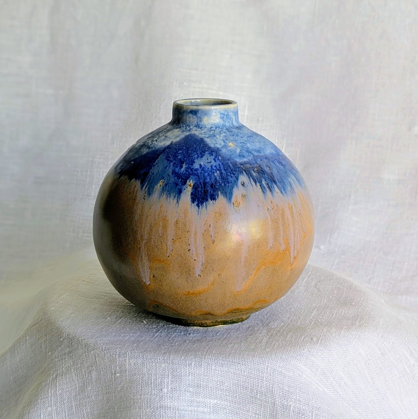 Piezas escultóricas de gres blanco torneadas a mano con esmalte parcial en tonos profundos, serie Otra posible Tierra