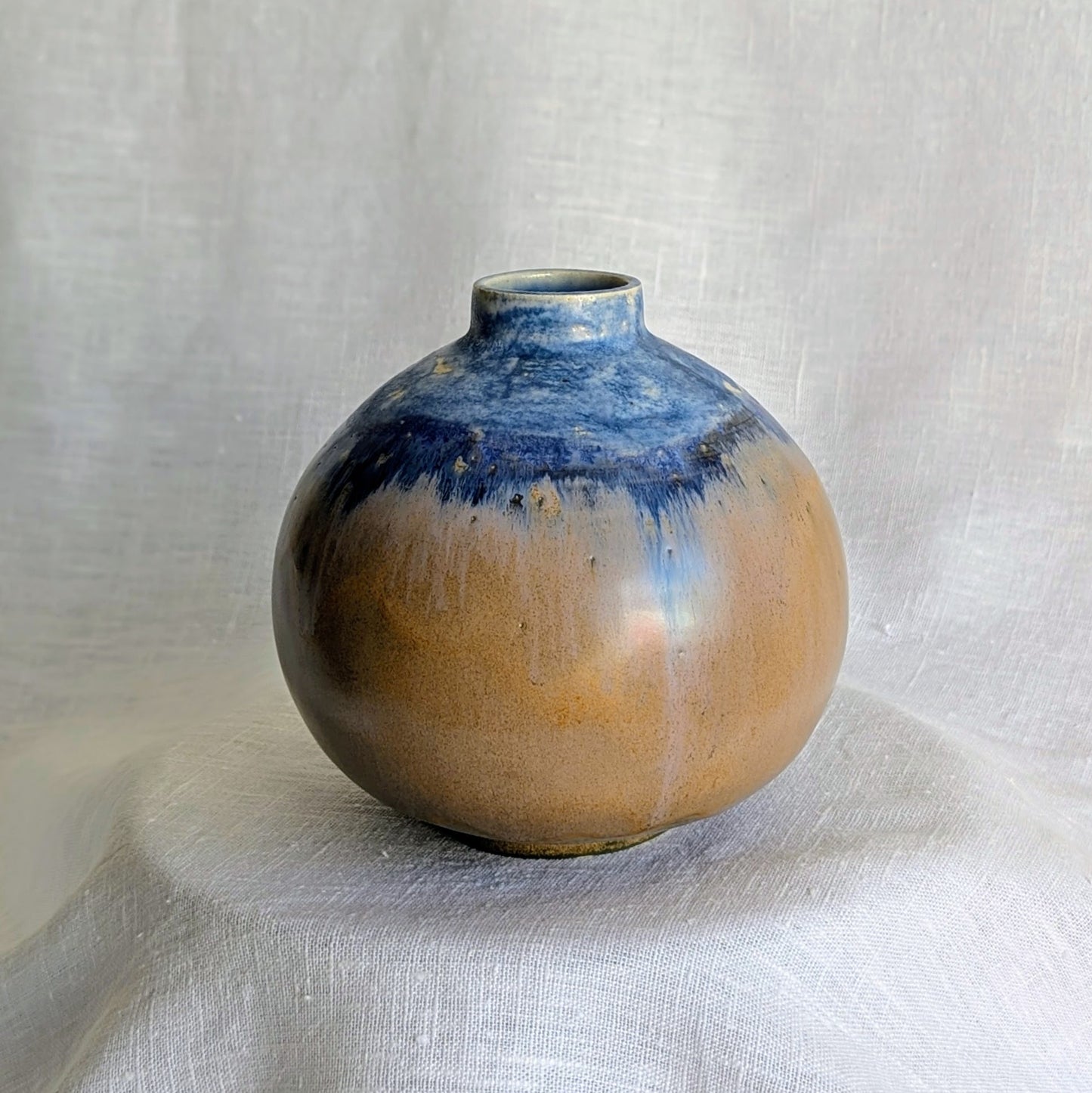 Piezas escultóricas de gres blanco torneadas a mano con esmalte parcial en tonos profundos, serie Otra posible Tierra