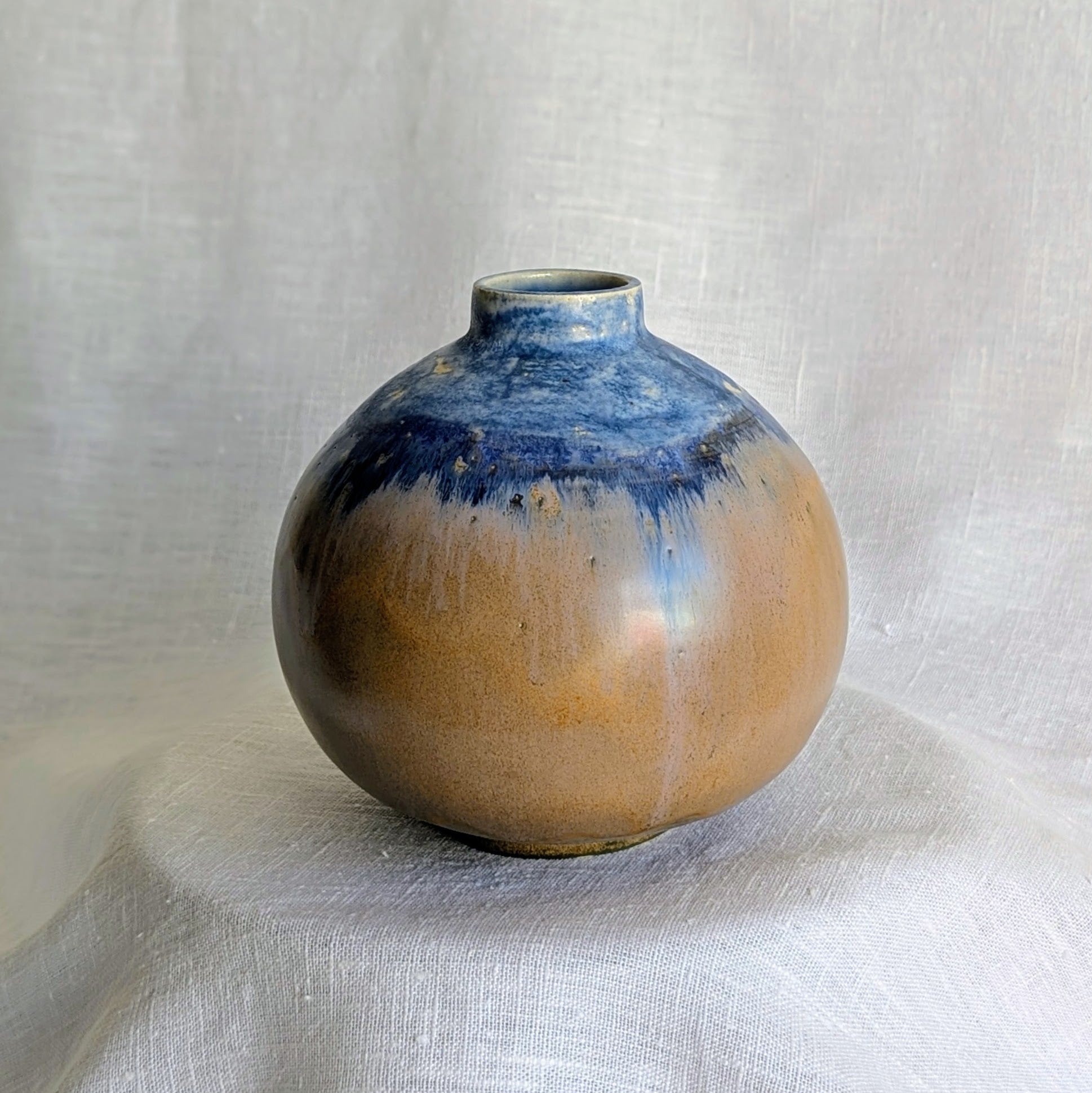 Piezas escultóricas de gres blanco torneadas a mano con esmalte parcial en tonos profundos, serie Otra posible Tierra