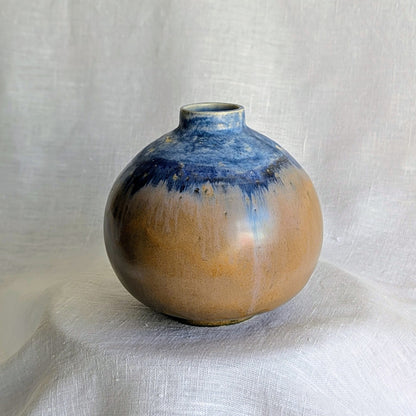 Piezas escultóricas de gres blanco torneadas a mano con esmalte parcial en tonos profundos, serie Otra posible Tierra