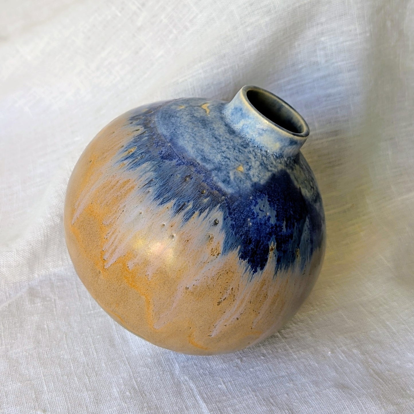 Piezas escultóricas de gres blanco torneadas a mano con esmalte parcial en tonos profundos, serie Otra posible Tierra