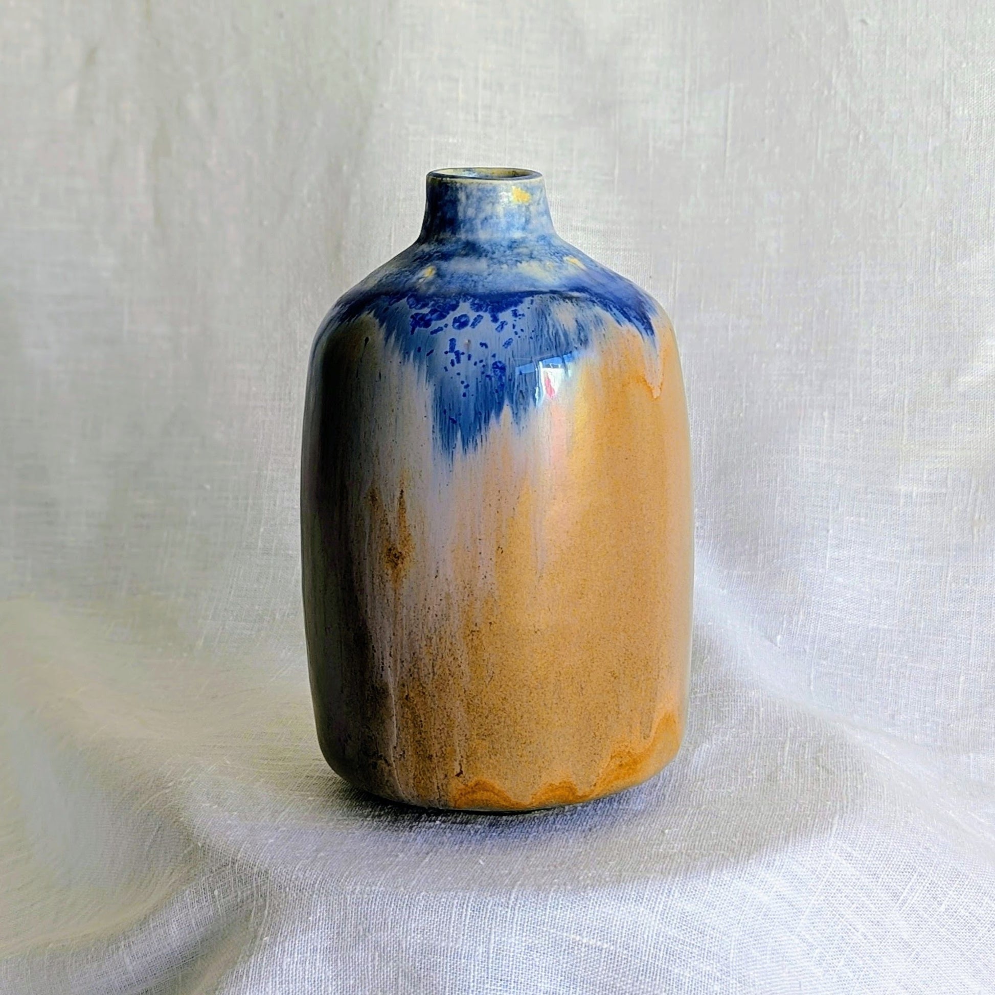 Piezas escultóricas de gres blanco torneadas a mano con esmalte parcial en tonos profundos, serie Otra posible Tierra