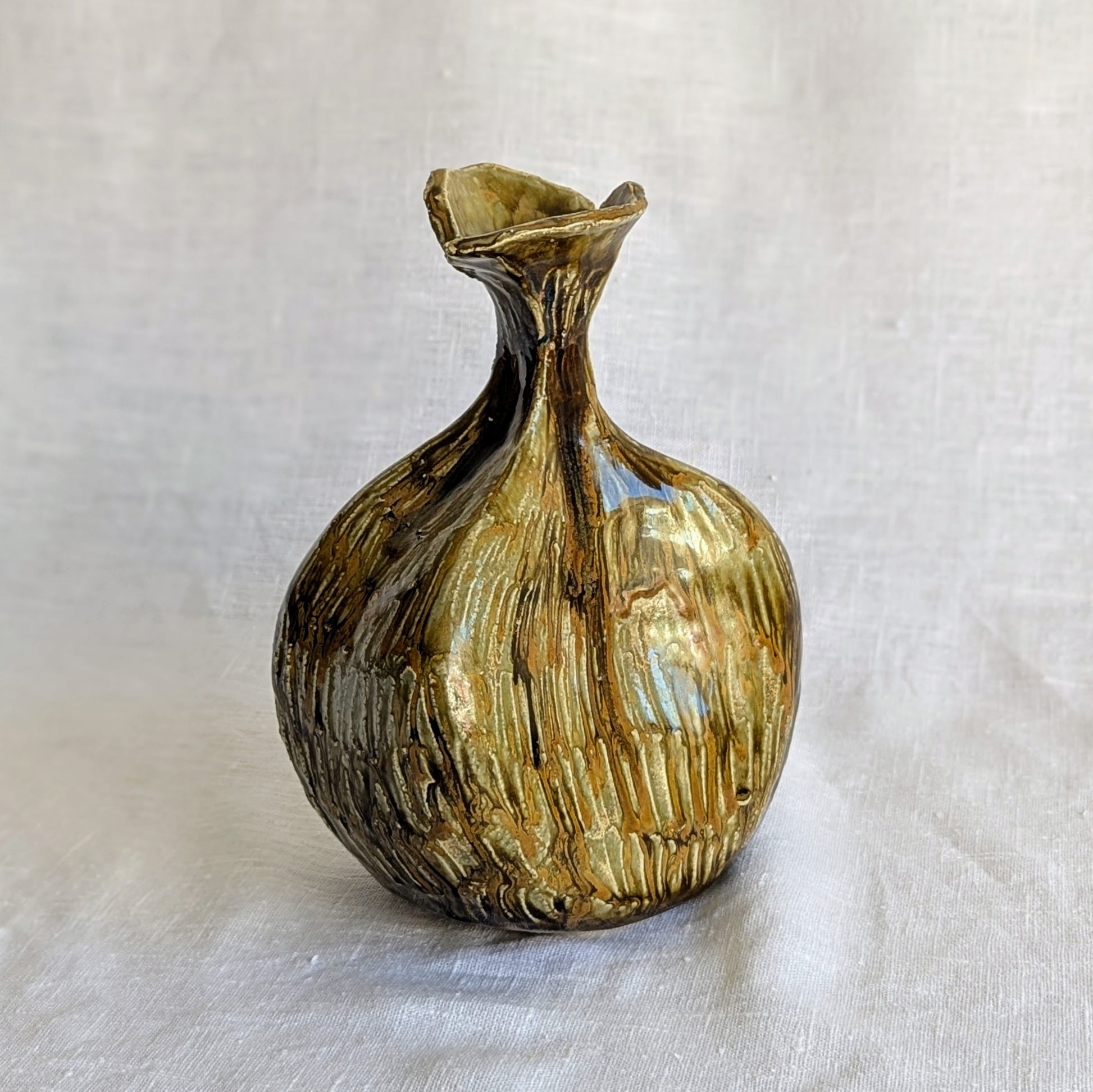 jarrón artesanal esgrafiado en gres blanco con esmalte fluido, cerámica hecha a mano