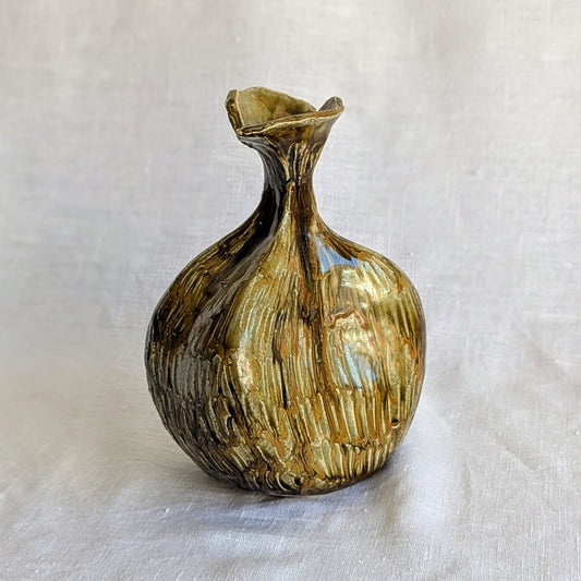 jarrón artesanal esgrafiado en gres blanco con esmalte fluido, cerámica hecha a mano