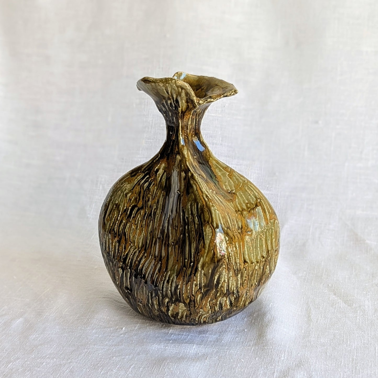 jarrón artesanal esgrafiado en gres blanco con esmalte fluido, cerámica hecha a mano