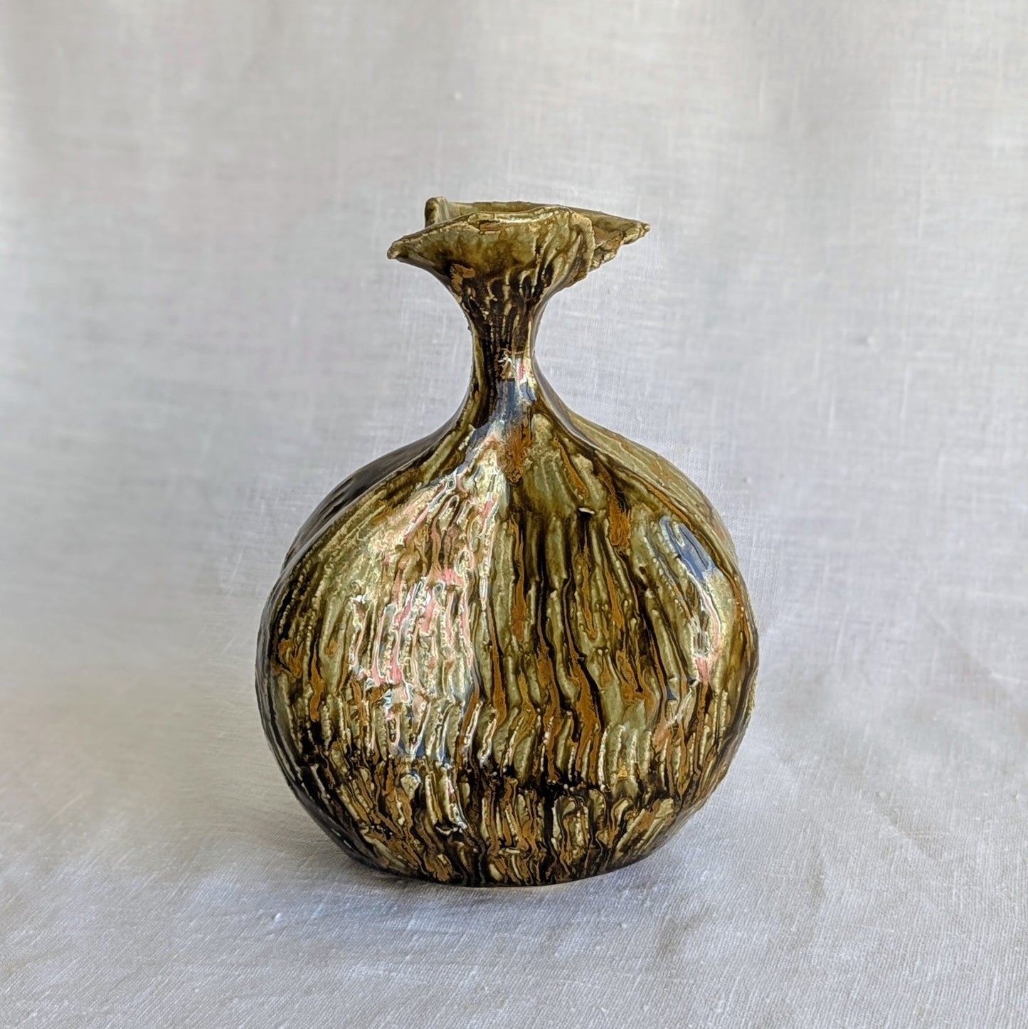 jarrón artesanal esgrafiado en gres blanco con esmalte fluido, cerámica hecha a mano