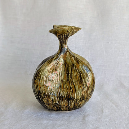 jarrón artesanal esgrafiado en gres blanco con esmalte fluido, cerámica hecha a mano