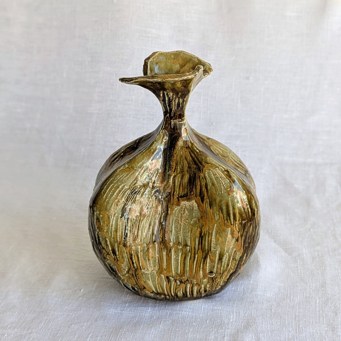 jarrón artesanal esgrafiado en gres blanco con esmalte fluido, cerámica hecha a mano