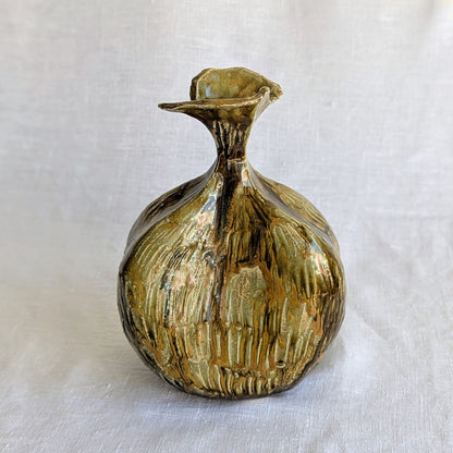 jarrón artesanal esgrafiado en gres blanco con esmalte fluido, cerámica hecha a mano